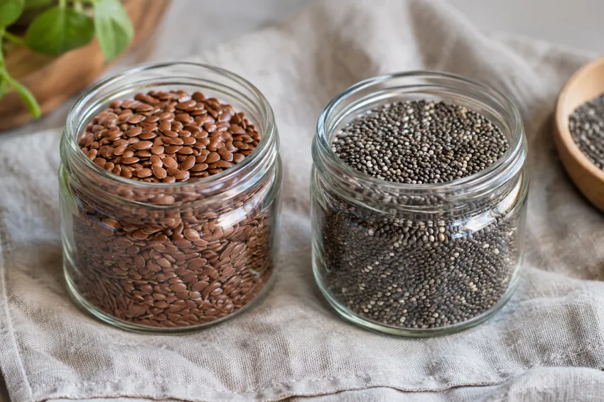 Primerjava lanenih in chia semen v kozarcih